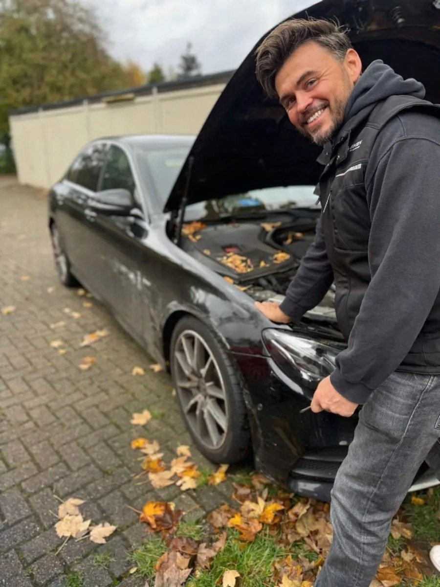 Kfz Gutachter Heiden: Carsten Heiken bei der Fahrzeugbegutachtung