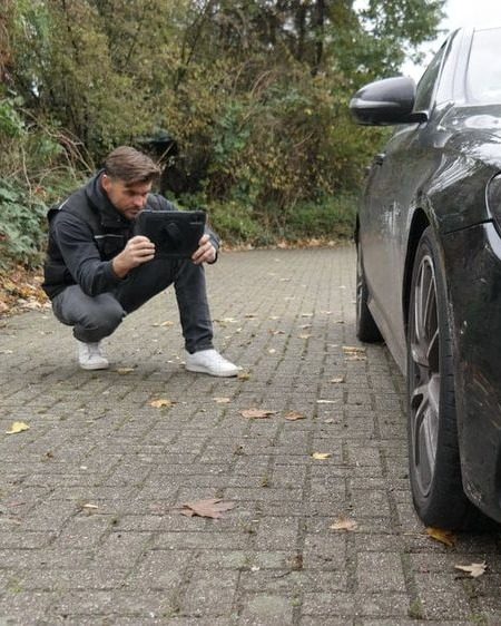 Carsten Heiken fotografiert ein Fahrzeug bei der Besichtigung in Heiden