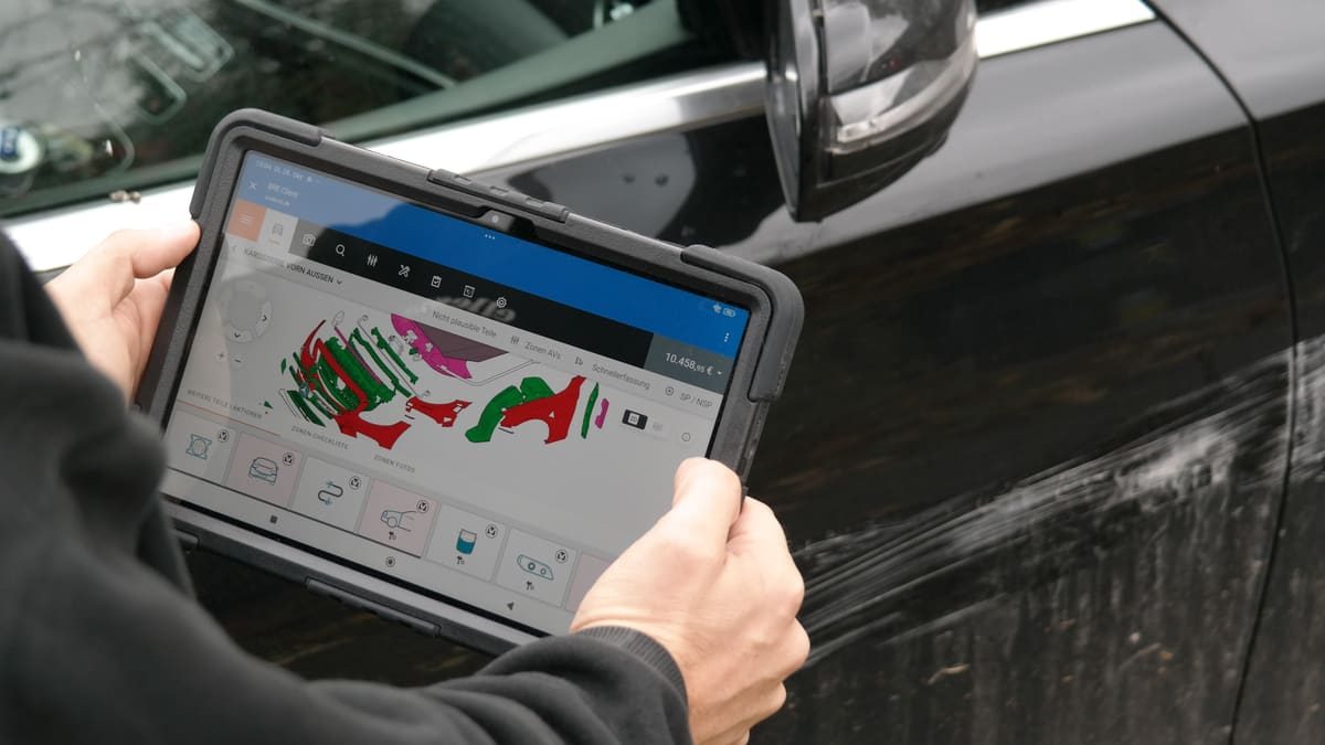 Kfz Gutachter Heiden: Schadenaufnahme mit dem Tablet